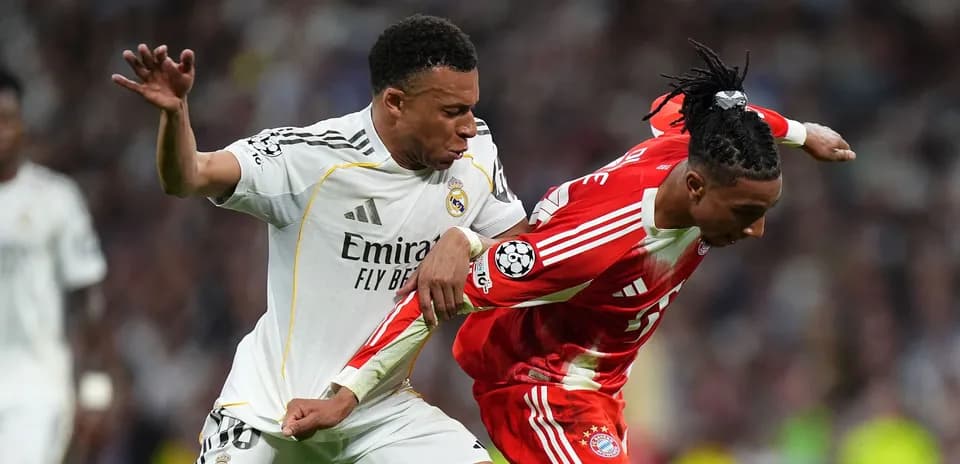 Jugador de Real Madrid y Bayern luchando por el balón