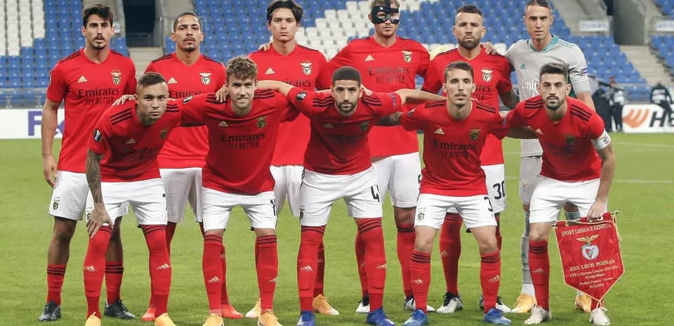 Equipo de Benfica posando antes del partido