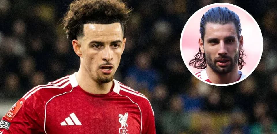 Jugador de Liverpool en partido con fondo difuminado