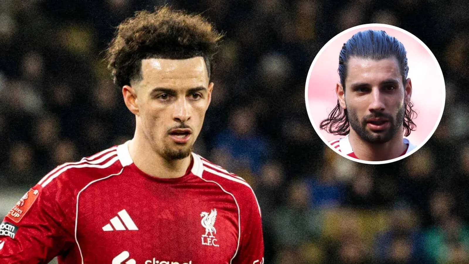 Jugador de Liverpool en partido con fondo difuminado