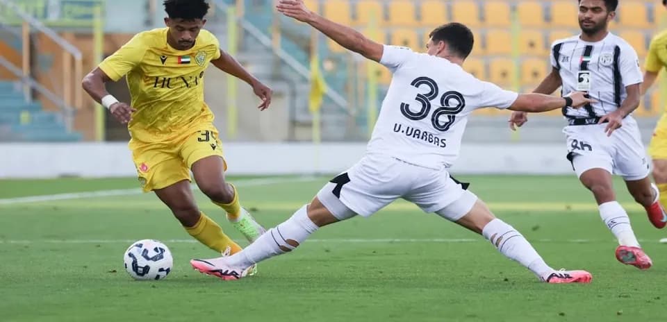 Jugador de Al Wasl U23 driblando a U. Vargas