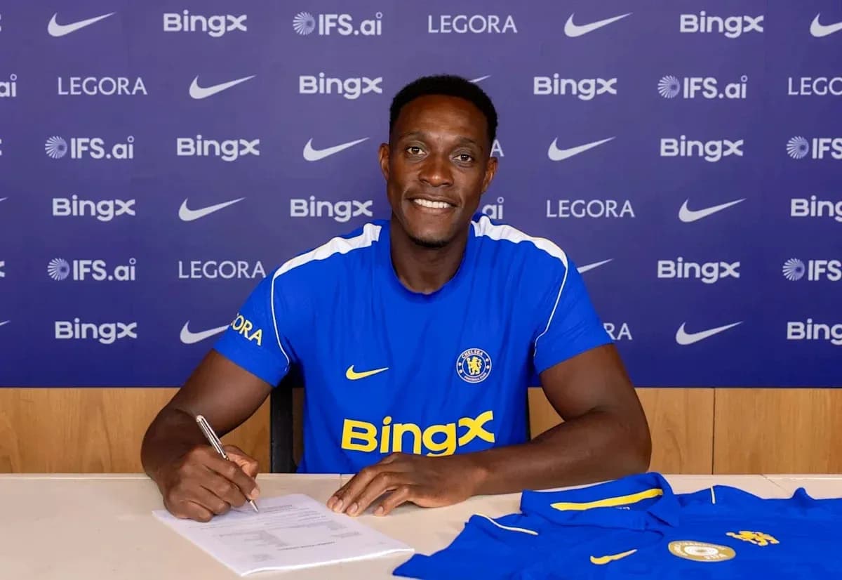 Jugador firmando contrato en presentación oficial