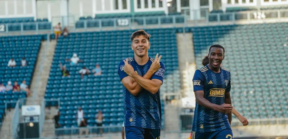 Jugadores celebrando un gol en Subaru Park