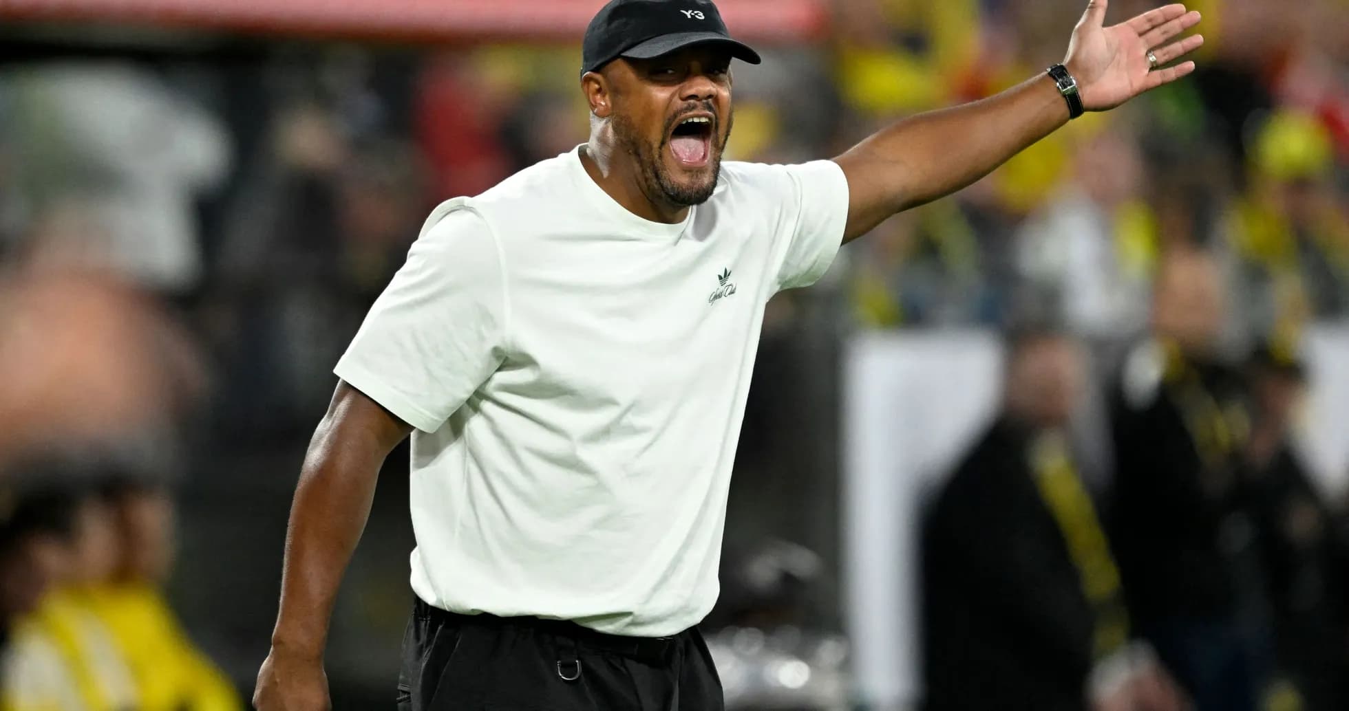 Entrenador dirigiendo a su equipo desde la banda