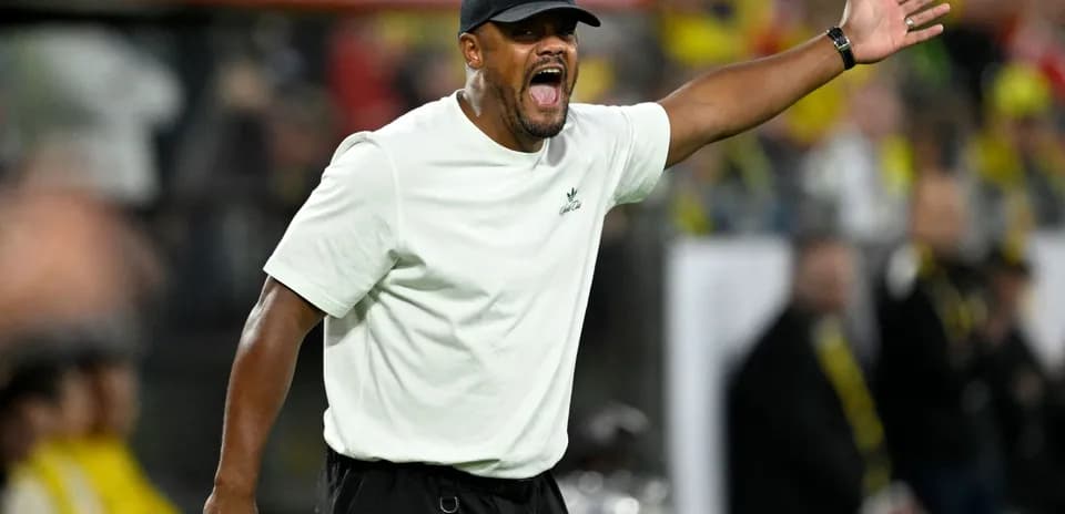 Entrenador dirigiendo a su equipo desde la banda