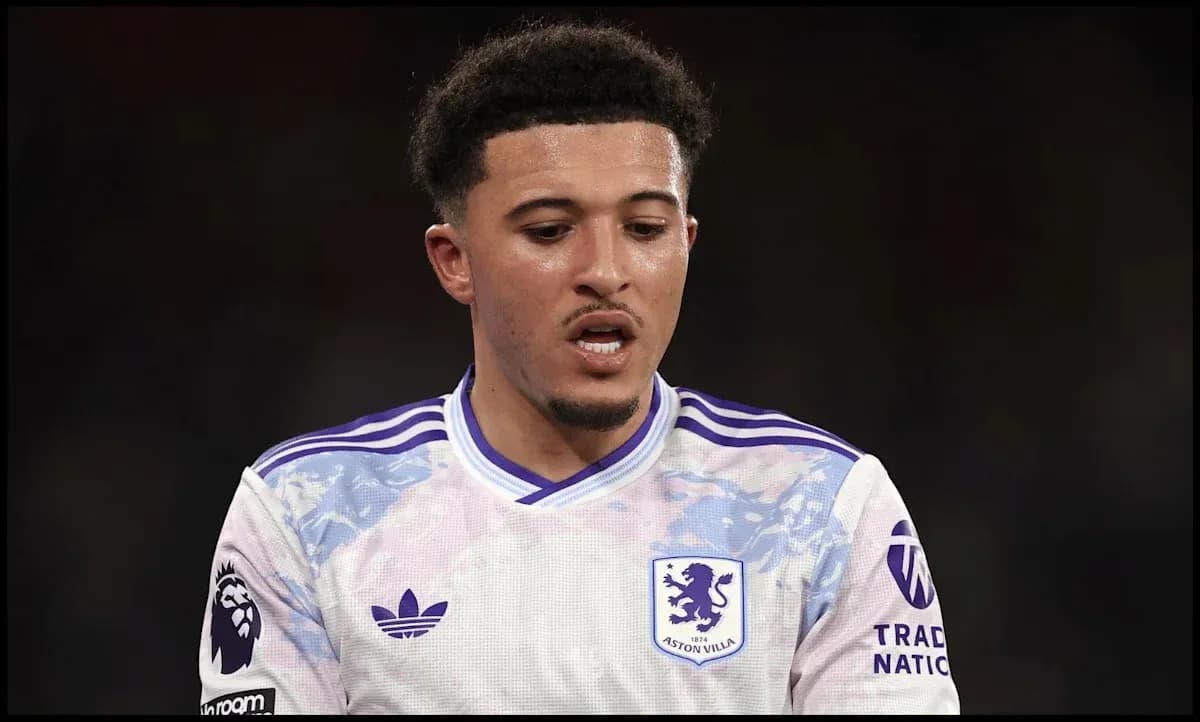 Jugador de Aston Villa en acción durante el partido