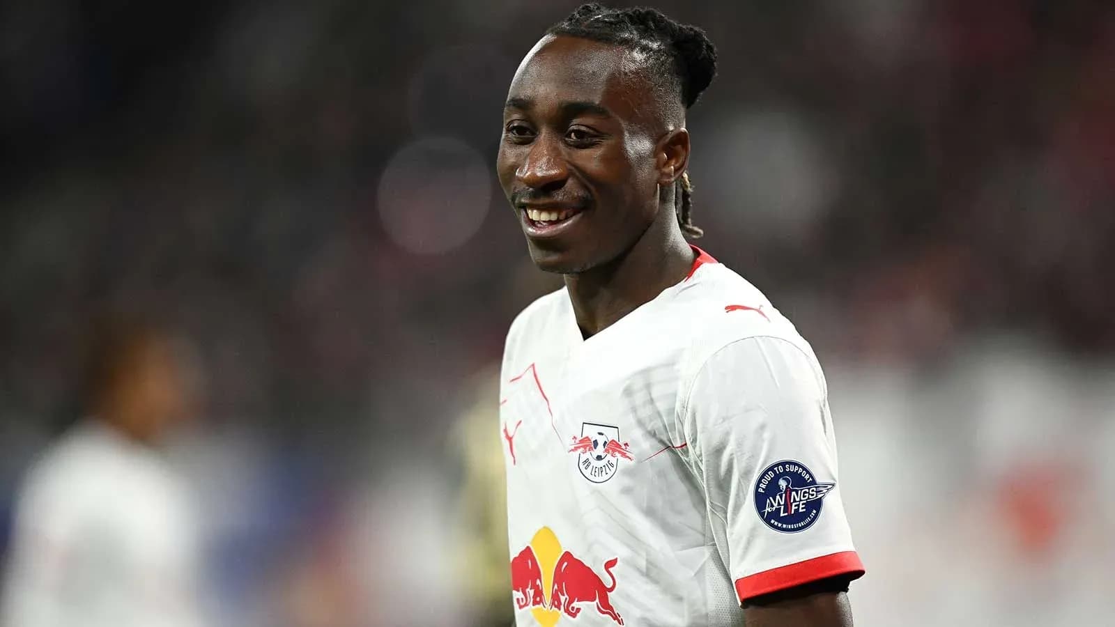 Jugador de RB Leipzig sonriendo durante el partido