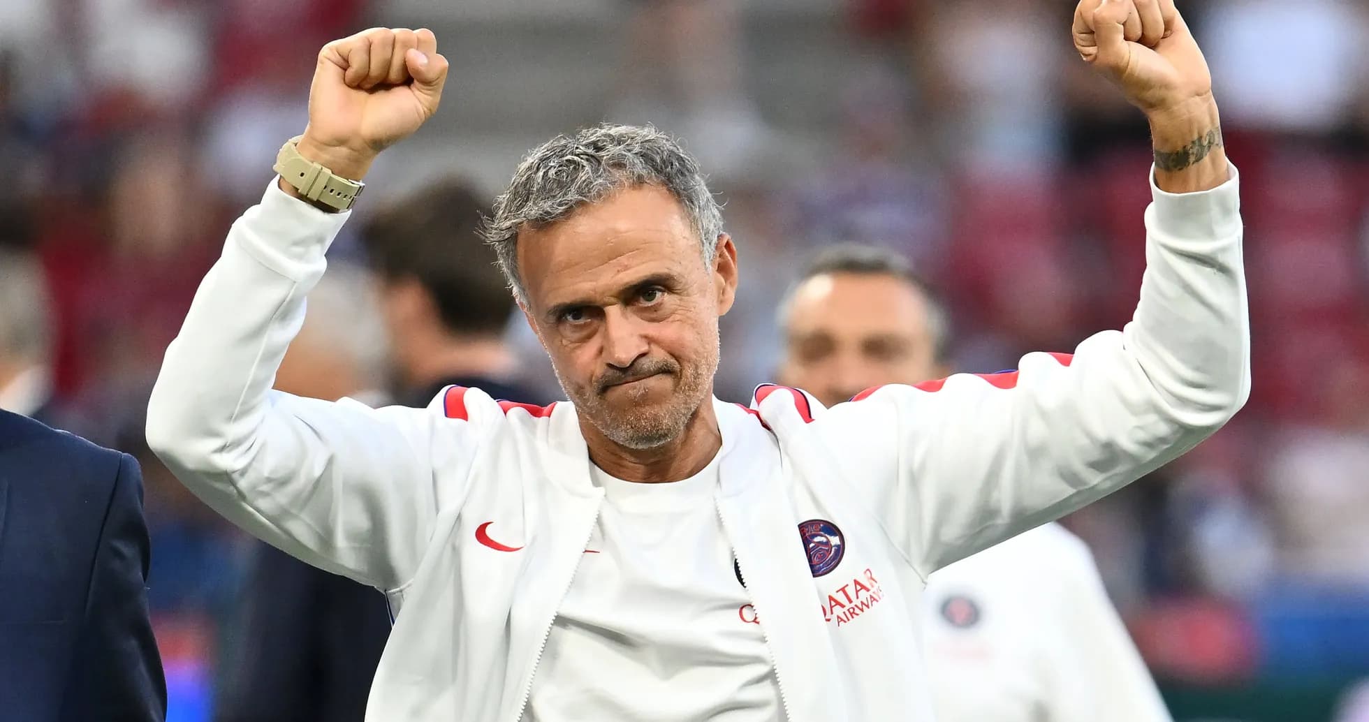 Entrenador levantando los brazos en señal de triunfo