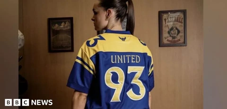 Persona con camiseta de equipo 'United' y número 93