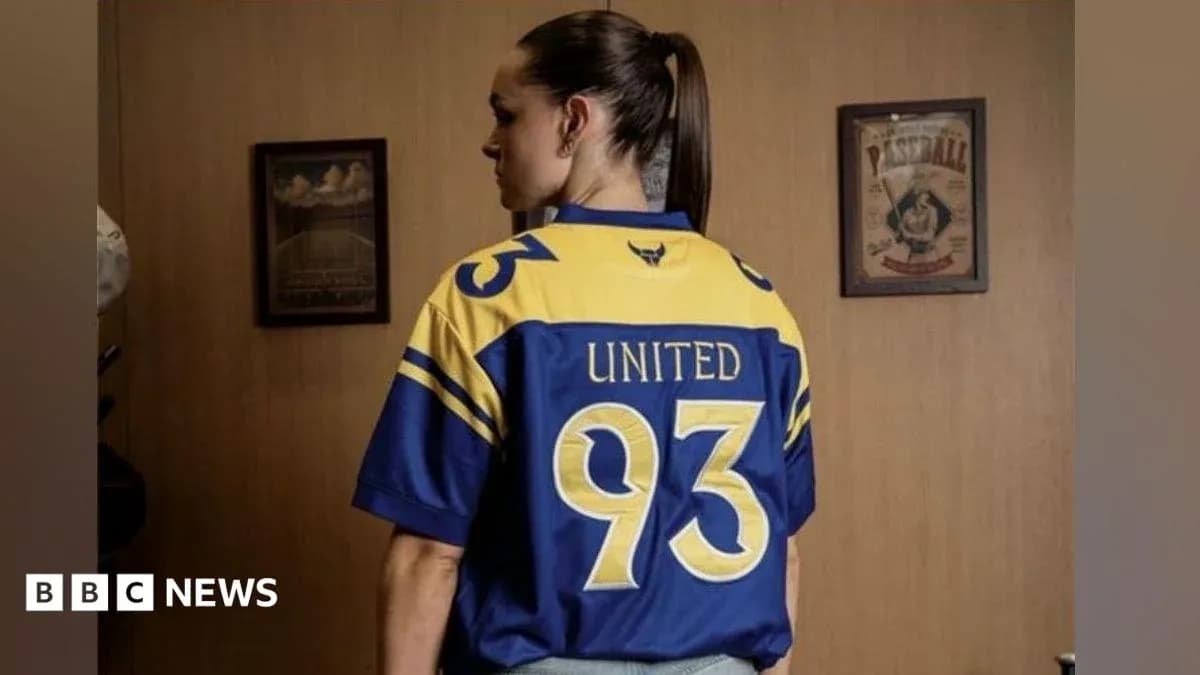 Persona con camiseta de equipo 'United' y número 93