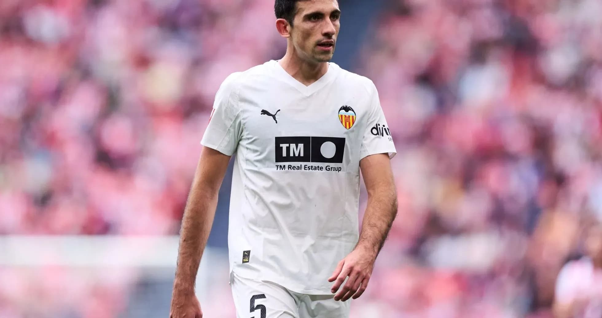 Jugador del Valencia en partido de fútbol