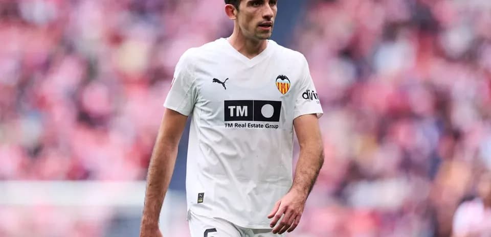 Jugador del Valencia en partido de fútbol