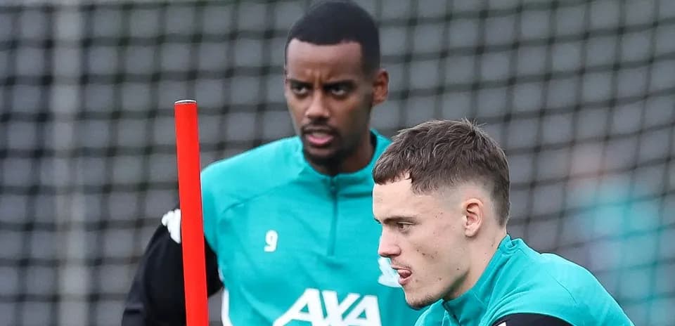 Jugadores en sesión de entrenamiento con conos