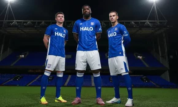 Tres jugadores posando en uniforme de Ipswich Town