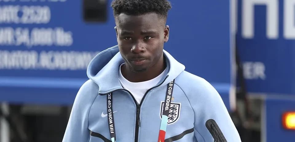 Jugador caminando con chaqueta de entrenamiento de Inglaterra