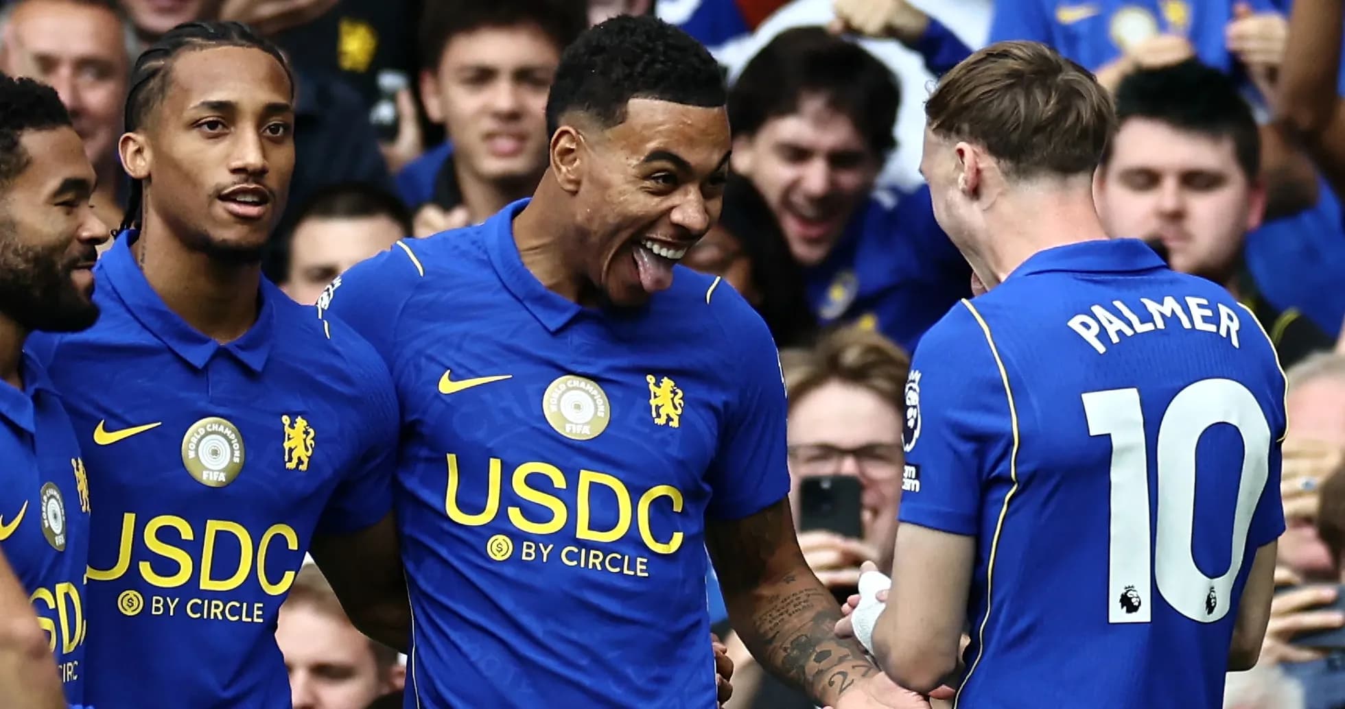 Jugadores de Chelsea celebrando un gol juntos