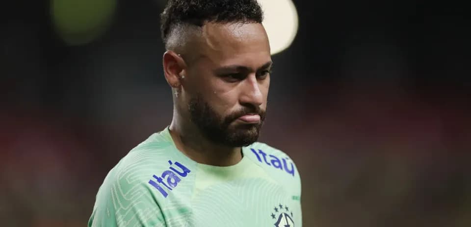 Neymar en camiseta de Brasil durante un partido