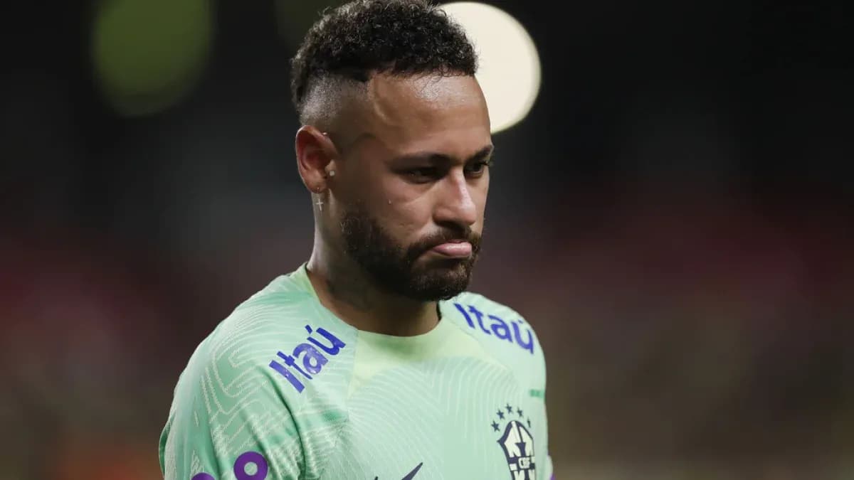 Neymar en camiseta de Brasil durante un partido