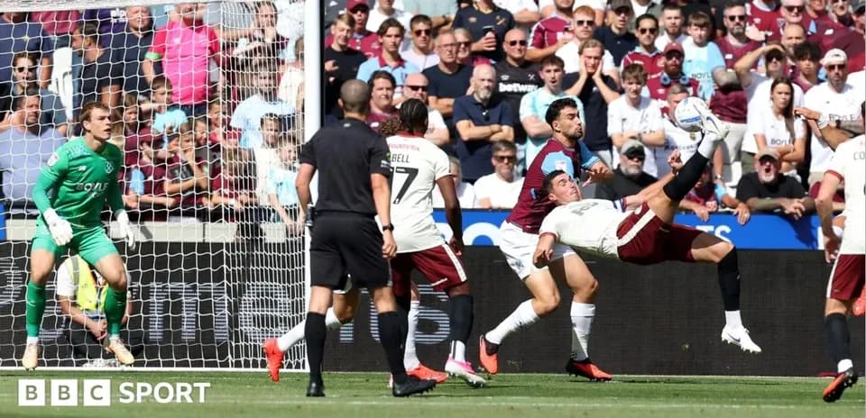 Jugador en acción realizando una chilena en partido