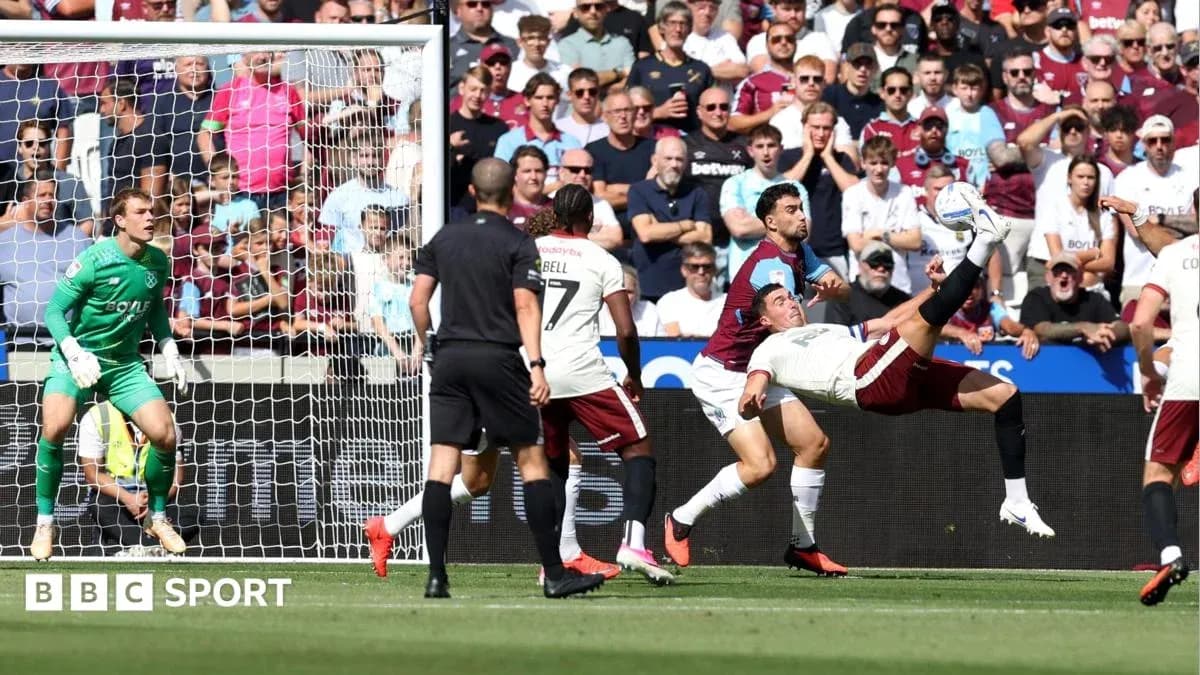 Jugador en acción realizando una chilena en partido