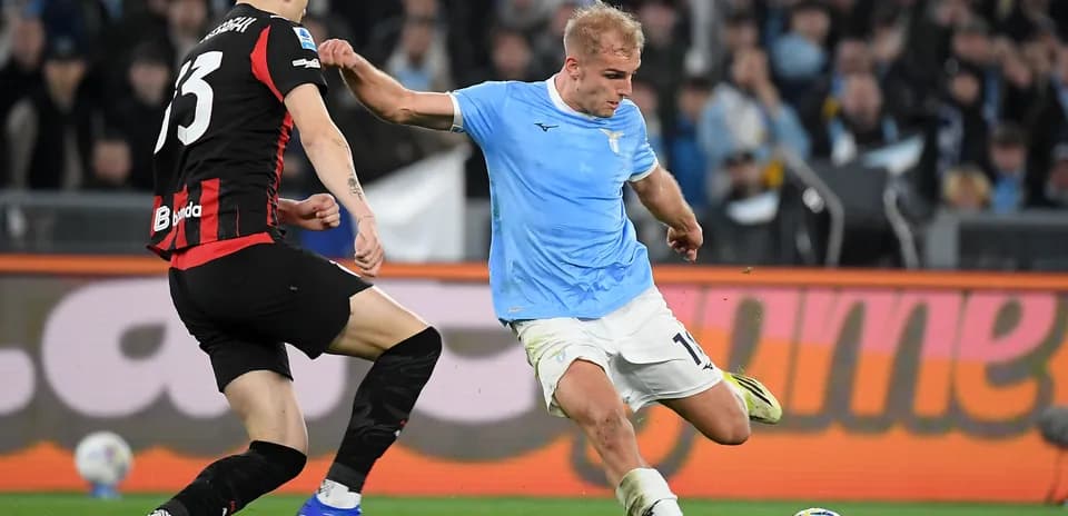 Jugador de Lazio driblando a defensor de AC Milan