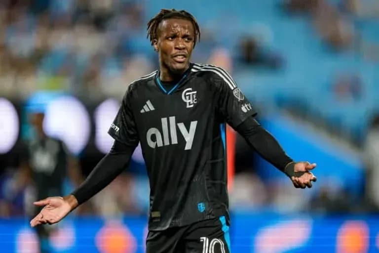 Jugador en uniforme negro gesticulando en el campo