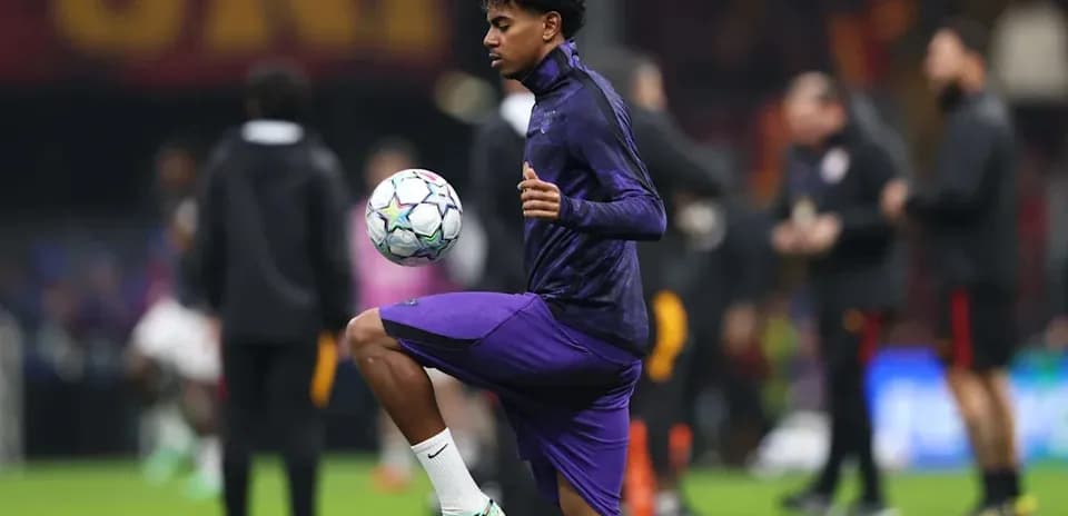 Jugador haciendo malabarismos con el balón durante calentamiento