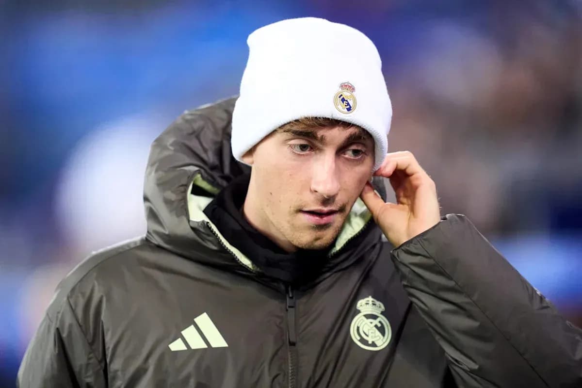 Jugador de Real Madrid con gorro en el banquillo