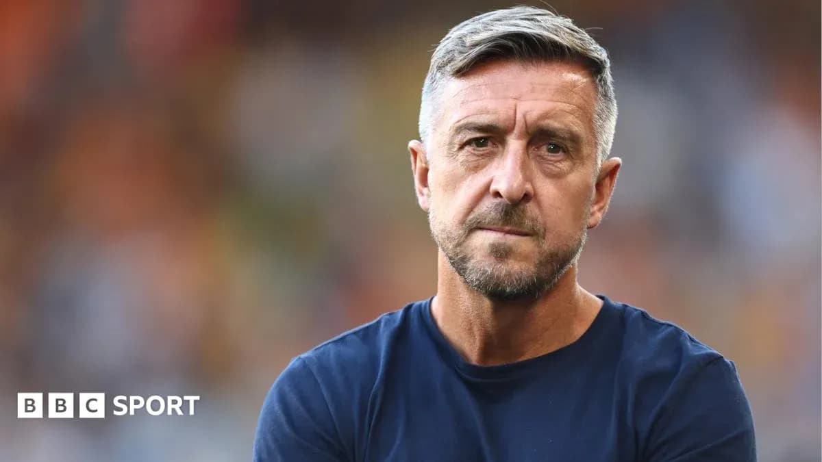 Entrenador en el campo durante un partido