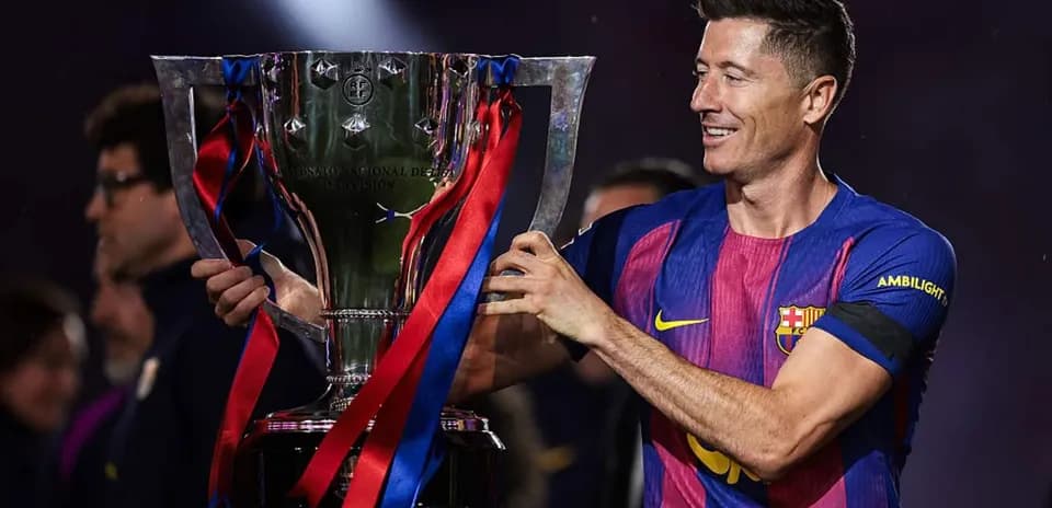 Jugador de Barcelona levantando trofeo de campeonato