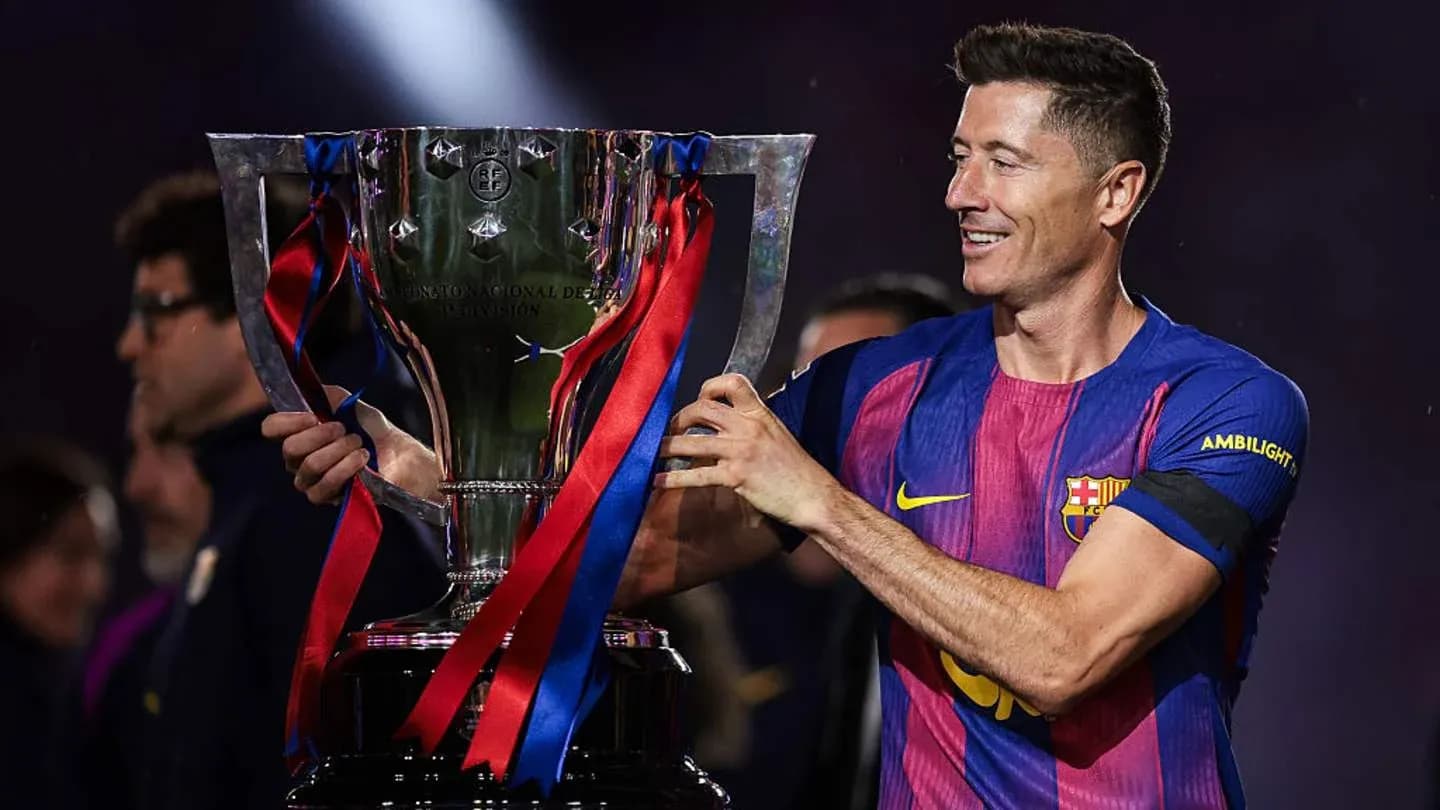 Jugador de Barcelona levantando trofeo de campeonato