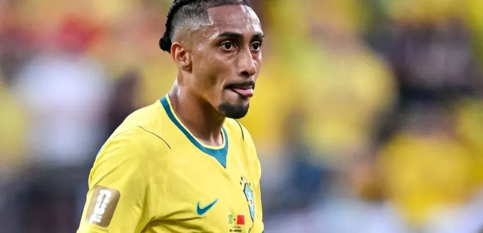 Jugador de Brasil con camiseta amarilla en campo