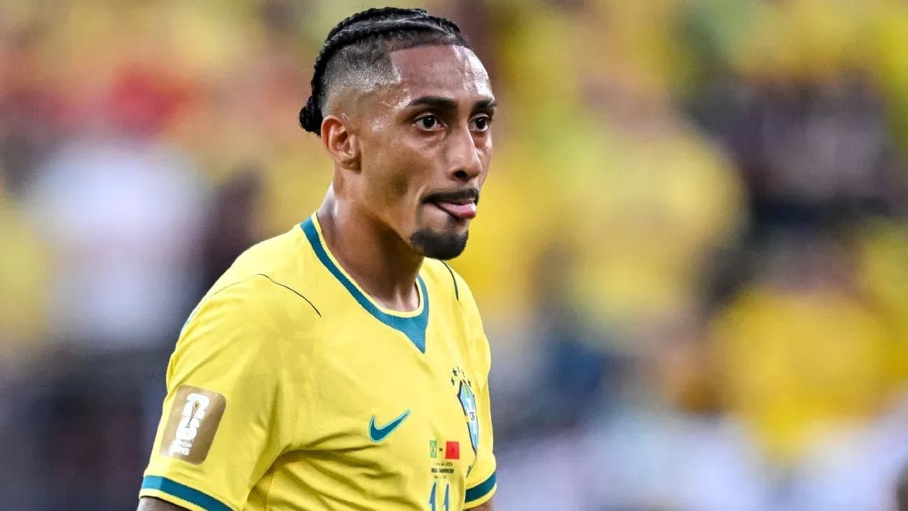 Jugador de Brasil con camiseta amarilla en campo