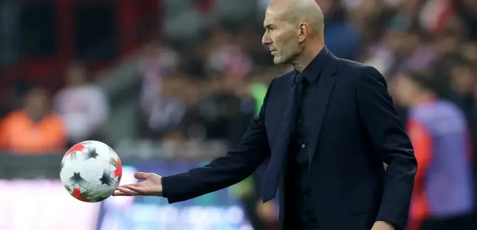 Entrenador lanzando balón durante el partido