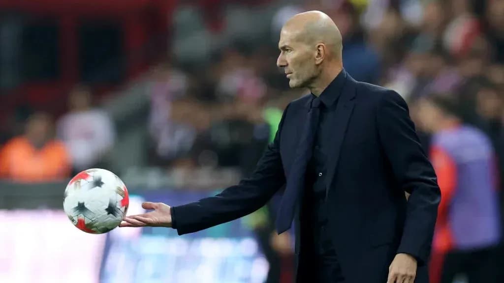 Entrenador lanzando balón durante el partido