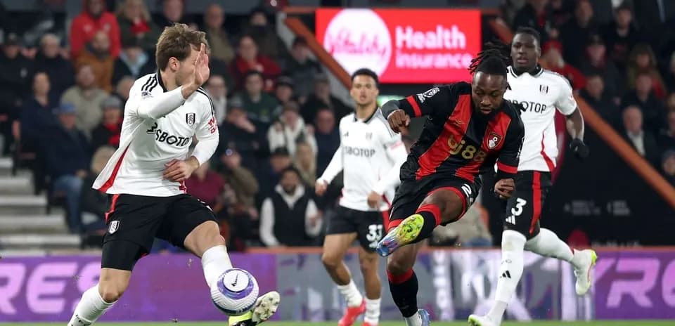 Jugador de Bournemouth disparando en el partido