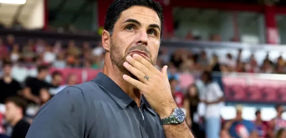 Entrenador observando el partido en el estadio