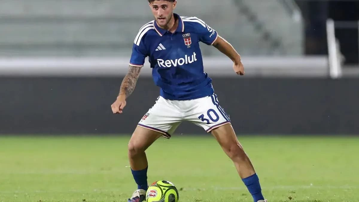 Jugador de fútbol driblando el balón en el campo