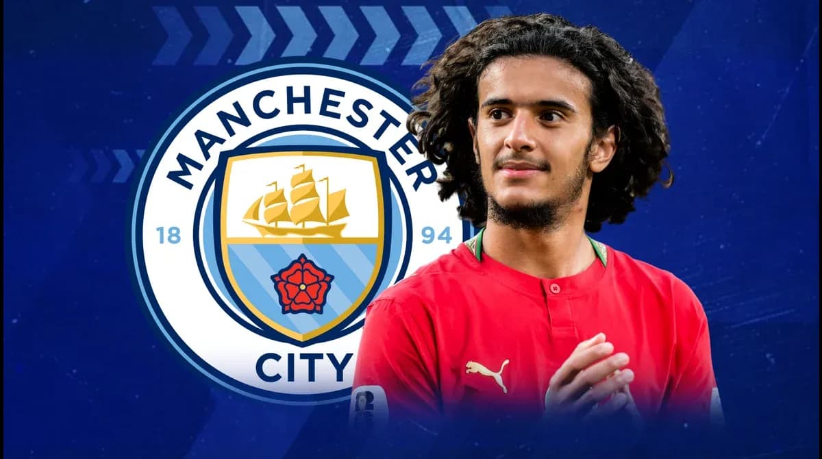 Jugador con camiseta roja frente al escudo de Manchester City