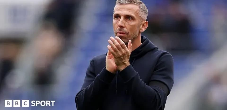 Entrenador aplaudiendo en el campo durante partido