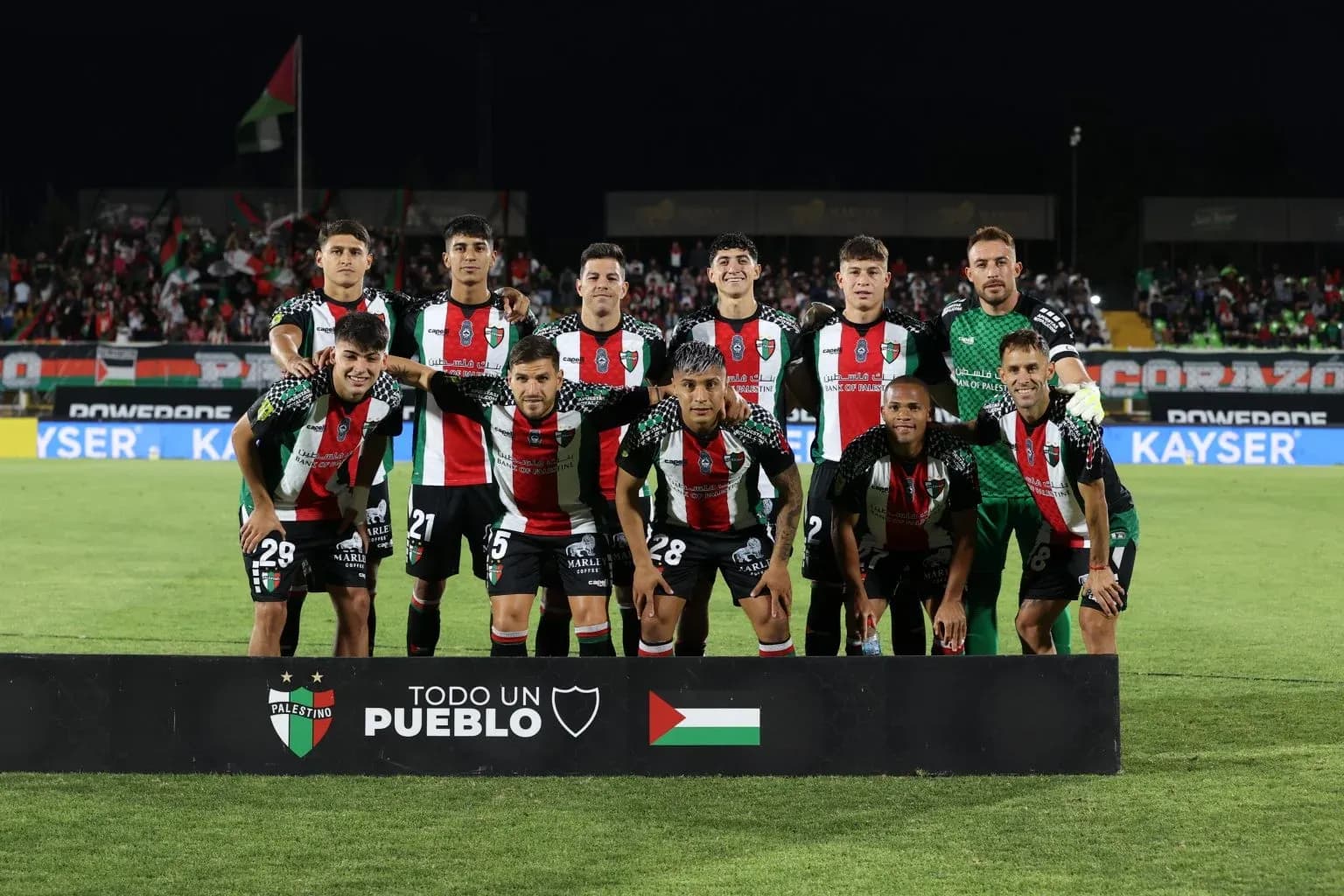 Jugadores de Palestino posando para la foto
