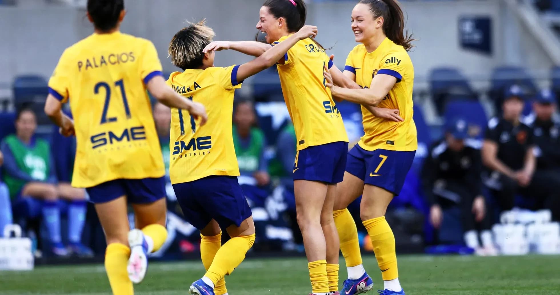Jugadoras celebrando un gol en el partido
