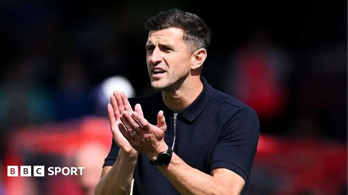 Entrenador aplaudiendo durante un partido