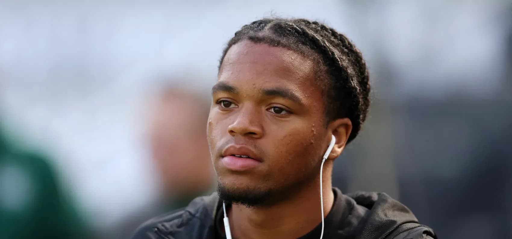 Jugador con auriculares antes del partido