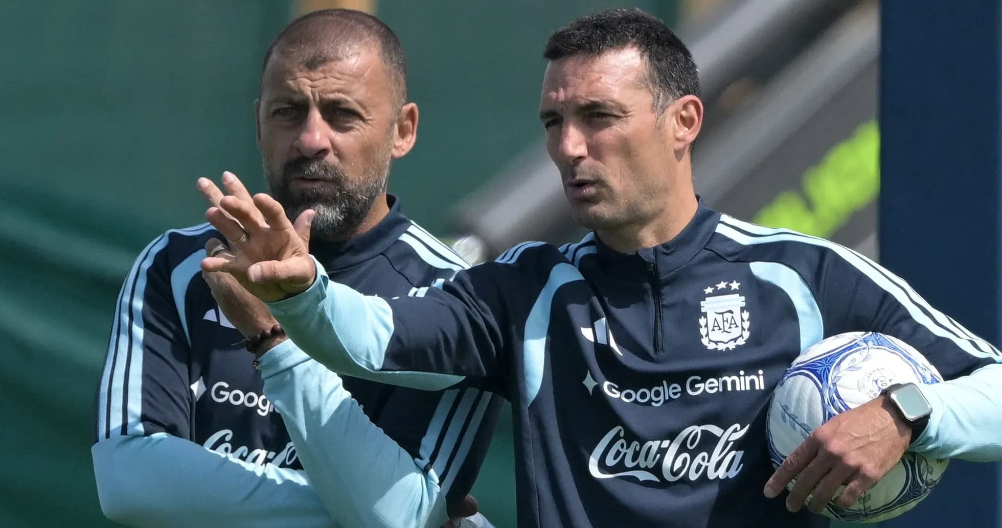 Entrenador dando instrucciones durante sesión de entrenamiento