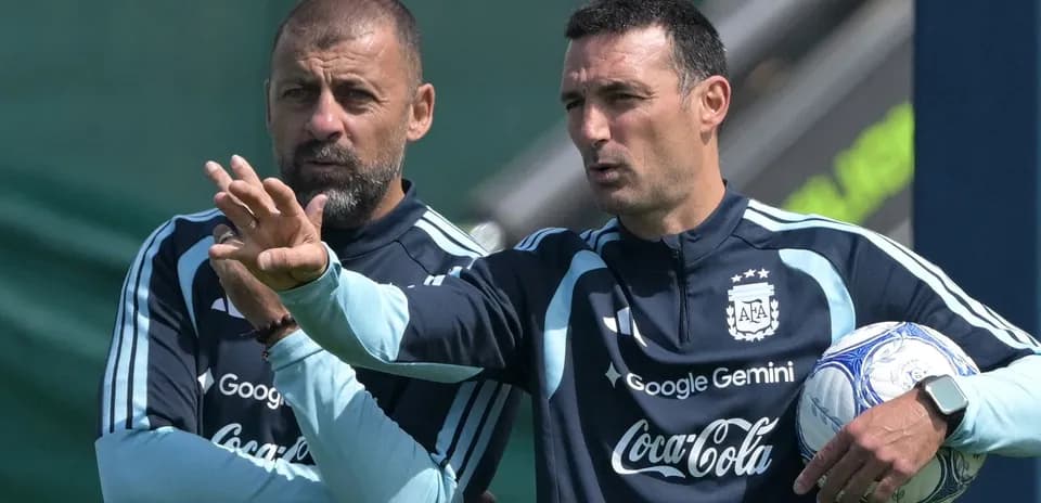 Entrenador dando instrucciones durante sesión de entrenamiento