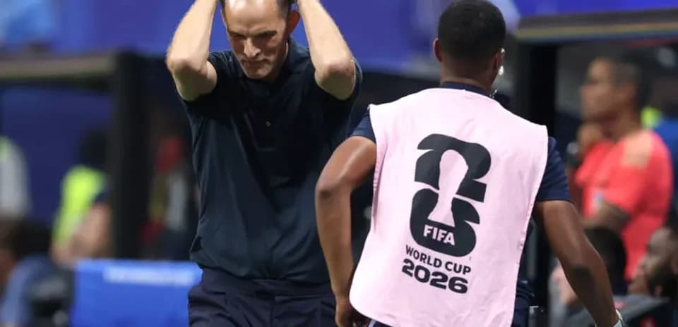 Entrenador preocupado en el banquillo durante partido
