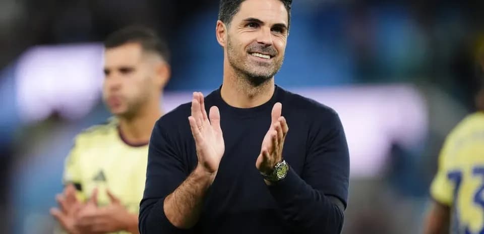 Entrenador aplaudiendo en el campo de juego