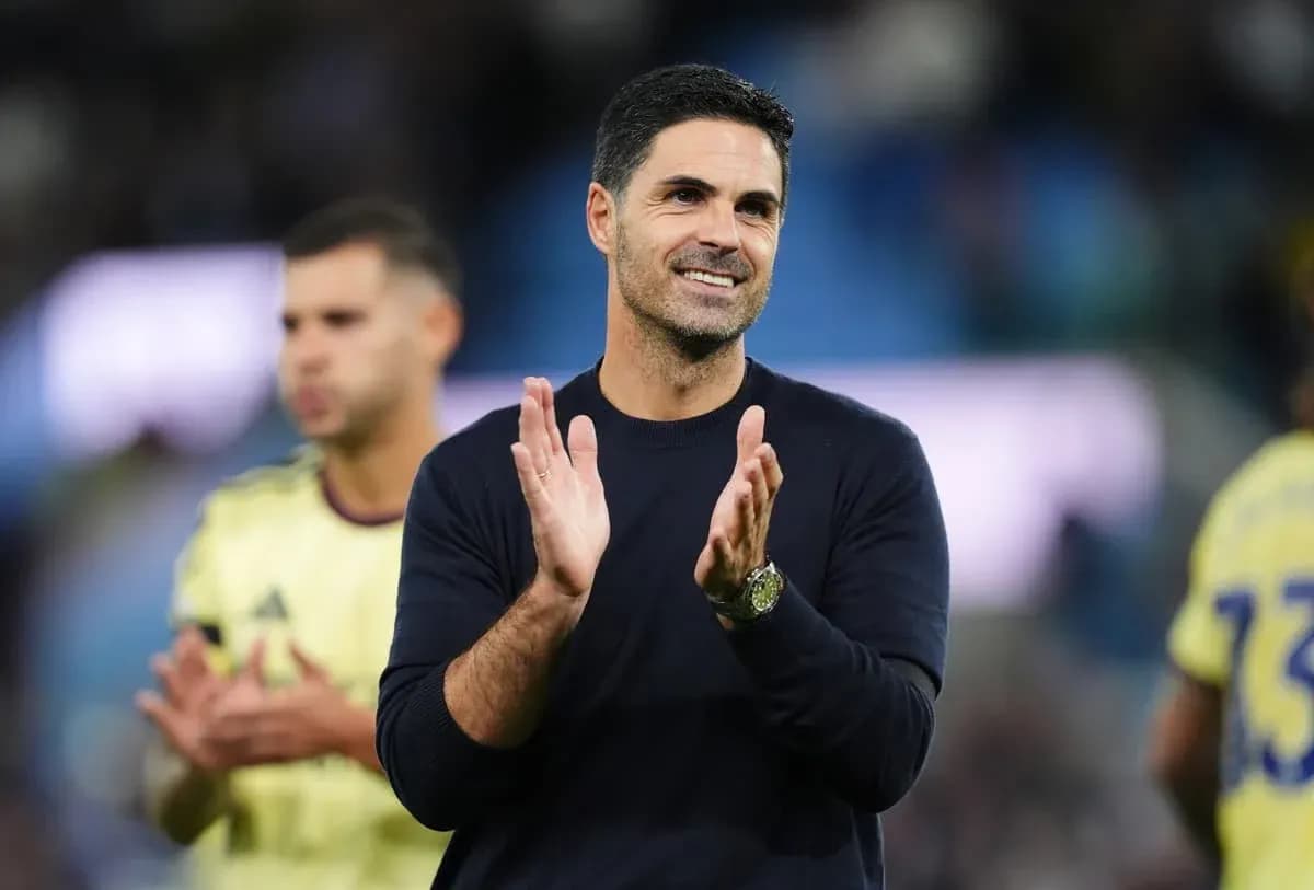 Entrenador aplaudiendo en el campo de juego