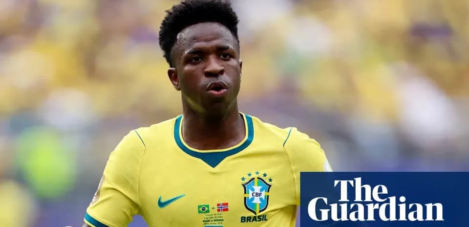 Vinícius Júnior corriendo en partido con Brasil